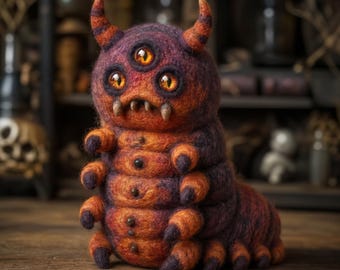 手作りのニードルフェルト製モンスターキャタピラー、オレンジと紫のウール製クリーチャー、ゴシックファンタジーフィギュアオーナメント