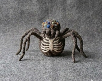 ゴシックフェルトスパイダー人形、手作りスケルトンスパイダー、不気味なハロウィン装飾、ダークアカデミアルーム装飾、不気味でかわいい奇妙なギフト