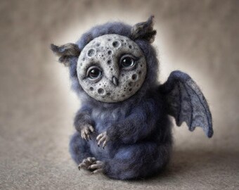 天体の月面フクロウコウモリの彫刻、夜行性未確認生物のニードルフェルト人形、月のゴシックアート、ダークファンタジーの夜の生き物ギフト