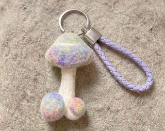 おもしろいいたずらキノコのフェルトキーホルダー｜手縫いのパステルウールバッグチャーム、独身最後のパーティーのジョークギフト、奇妙でかわいいコテージコアアクセサリー