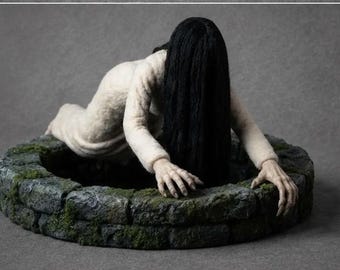 ニードルフェルト製日本のホラーゴーストTV人形、手作りの這う精霊の彫刻、ゴシックホラー装飾、不気味でかわいいギフト、ハロウィンのコレクターズアイテム