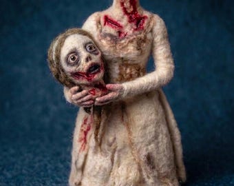 ニードルフェルトで作られた首のない女性の彫刻、不気味なホラー人形、マカブルゴシックホームデコレーション、不気味でかわいいハロウィンアート、ダークアートの珍品ギフト