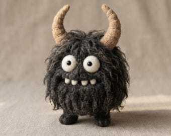 手作りのニードルフェルト製小さなモンスター、角のあるウールの生き物、風変わりな装飾品