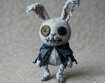 不気味なブードゥーウサギのフェルトアート人形、ゴシックハロウィンデコレーション、不気味な刺繍ウサギ人形、ダークコテージコアオーナメント、魔女風の奇妙なホームデコレーション
