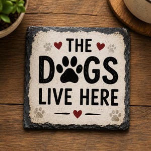 Set di 4 sottobicchieri in ardesia "Qui vive il cane" - Regalo divertente per gli amanti dei cani - Sottobicchieri per proprietari di animali domestici - Decorazioni per mamme di cani - Set di sottobicchieri in ardesia rustica