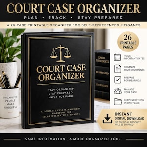 Op de afbeelding: Een zwarte map met de titel Court Case Organizer in gouden letters en een weegschaal-icoon. De omslag bevat de tekst Stay Organized. Stay Prepared. Move Forward. Een compleet werkboek voor dossierbeheer voor zelfvertegenwoordigde partijen.