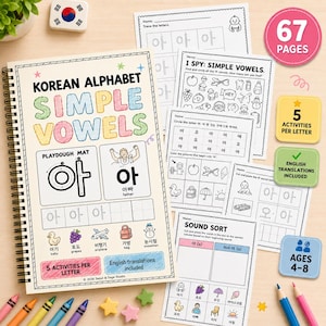 Könnte beinhalten: Ein spiralgebundenes Arbeitsbuch für das koreanische Alphabet mit dem Titel Simple Vowels und buntem Text, begleitet von mehreren losen Übungsblättern mit Nachspurübungen, Suchspielen und Aufgaben zur Lautsortierung sowie kleinen Symbolen.