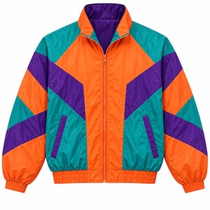 Può includere: Una giacca a vento con zip caratterizzata da un vivace motivo a blocchi di colore con strisce diagonali in arancione brillante, verde acqua e viola. La giacca include un colletto alto, maniche lunghe con polsini elastici, un orlo arancione a coste e due tasche laterali.
