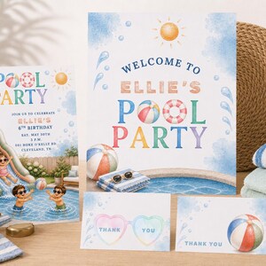 Peut inclure: Ensemble d'invitations de fête de piscine de style aquarelle. L'invitation présente une scène de piscine avec des enfants, un toboggan aquatique et le texte "POOL PARTY". Comprend une affiche de bienvenue, des cartes de remerciement, des ballons de plage et des lunettes de soleil.