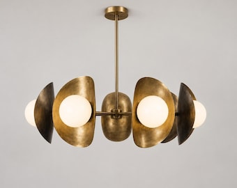 Lustre de latão estilo moderno de meados do século XX, pendente escultural em forma de globo para sala de jantar e sala de estar.