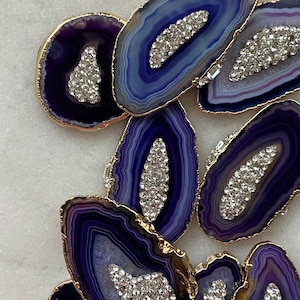 Adorno - Piedra de cuarzo violeta bañada en oro y cristal - Elige tu estilo Adorno universal