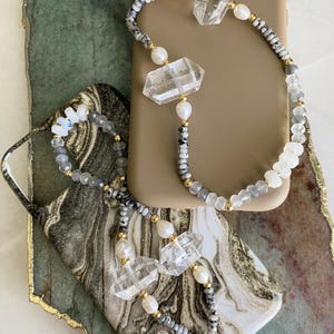 Abalorio para teléfono con cuentas de cristal curativas de cuarzo, piedra lunar y perla, correa para teléfono con cristales curativos, cordón para teléfono con cuentas de cristal