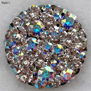 Peut inclure: Gros plan sur un groupe de strass irisés de différentes tailles et formes. Les strass sont disposés en cercle et ont un reflet arc-en-ciel.