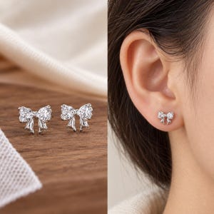 Pendientes de botón con lazo de plata de ley 925 / Pendientes delicados con circonita cúbica / Joyería kawaii de plata / Pendientes de lazo bonitos / Regalo para ella
