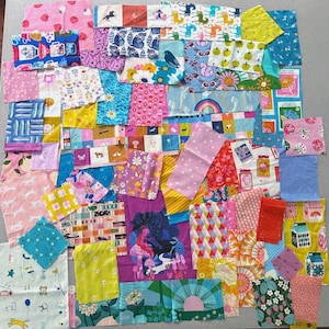 Puede incluir: Una colección de retazos de tela variados con una amplia gama de patrones coloridos, que incluyen fresas, unicornios, arcoíris, flores, formas geométricas y diversos estampados de animales, dispuestos en un diseño de patchwork denso.