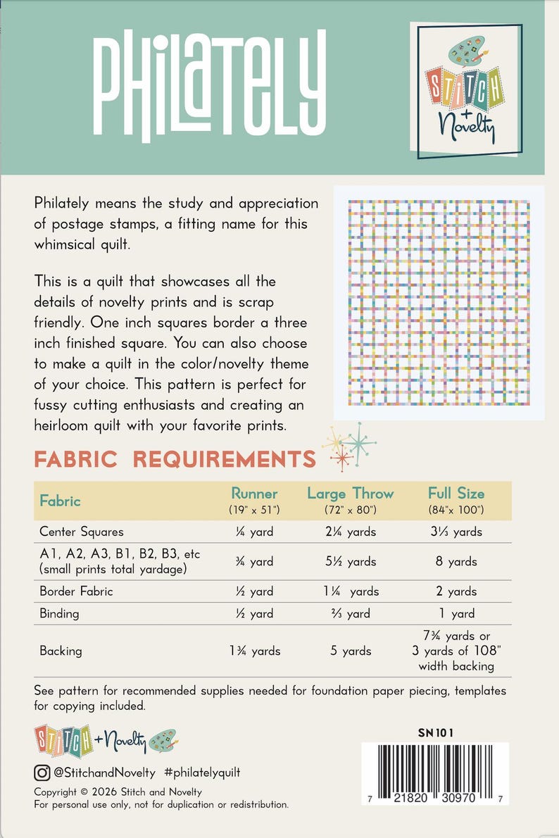 Pu&ograve; includere: Un foglio di istruzioni per trapunte intitolato Philately di Stitch + Novelty. Presenta un design a griglia con quadrati colorati, una tabella dettagliata dei requisiti di tessuto in iarde e un codice a barre in basso con il codice SN101.