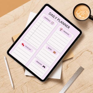 Op de afbeelding: Een digitale dagplanner op een tablet met een lichtpaarse achtergrond. De planner bevat secties voor schema, takenlijst, prioriteiten, notities en herinneringen. Een witte stylus, een kopje koffie en een metalen liniaal zijn ook zichtbaar.