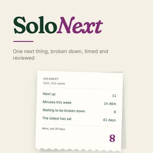 以下が含まれることがあります： SoloNextというタイトルのデジタルダッシュボード。スローガンはOne next thing, broken down, timed and reviewed。その下に白いメモが表示され、Sam, this week、Next up 11、Minutes this week 1h 46m、Waiting to be broken down 6、The oldest has sat 41 days、Wins, last 30 days 8と記載されています。