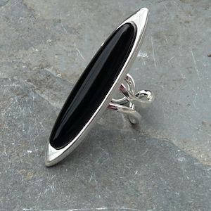 Bague tendance plaquée argent avec onyx noir - Ajustable