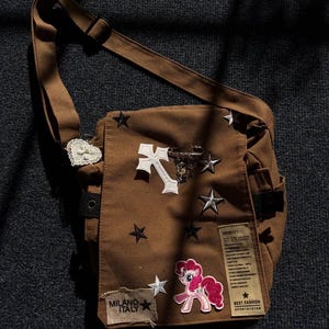 Individuelle Y2K-Grunge-Umhängetasche | Gothic-Kreuz- und Pinkie-Pie-Patch-Umhängetasche aus Canvas | Kawaii-Schultertasche im Alt-Coquette-Stil mit Sternanhängern