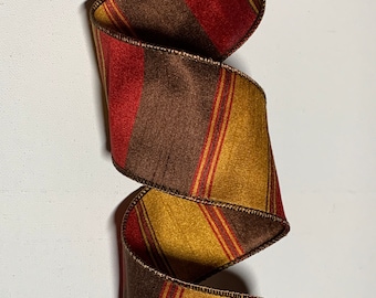 Könnte beinhalten: Braunes, rotes und goldenes gestreiftes Band mit einem drahtverstärkten Rand. Das Band ist 2,5 Zoll breit.