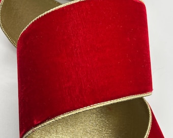 Könnte beinhalten: Rotes Samtband mit goldfarbenem Rand. Das Band ist aufgerollt und der goldene Rand ist sichtbar.