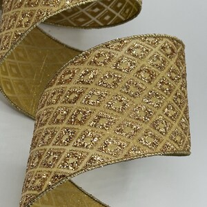 Puede incluir: Cinta dorada decorativa con un patr&oacute;n de diamantes y detalles brillantes. La cinta est&aacute; enrollada, mostrando su textura y dise&ntilde;o. Los bordes est&aacute;n adornados con un borde dorado, agregando un toque de elegancia. Ideal para manualidades y envolver regalos.