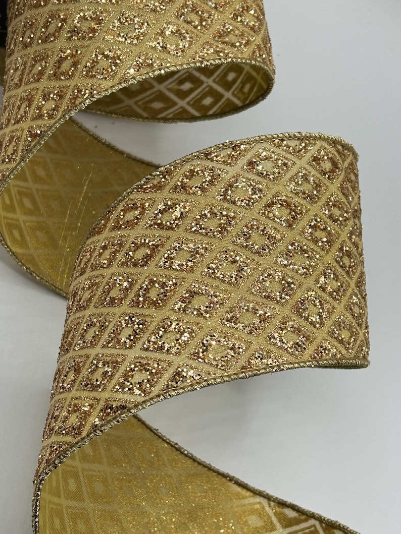 Puede incluir: Cinta dorada decorativa con un patr&oacute;n de diamantes y detalles brillantes. La cinta est&aacute; enrollada, mostrando su textura y dise&ntilde;o. Los bordes est&aacute;n adornados con un borde dorado, agregando un toque de elegancia. Ideal para manualidades y envolver regalos.