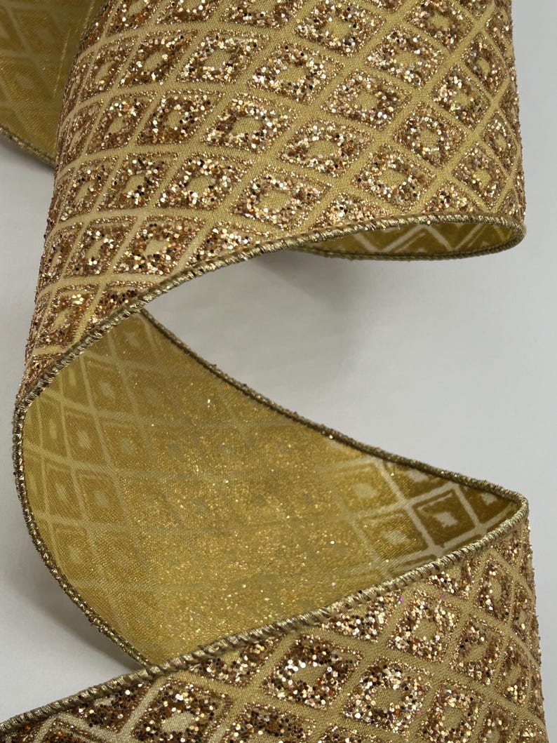 Puede incluir: Cinta dorada con un patr&oacute;n de diamantes y detalles brillantes. La cinta tiene un borde con alambre y es adecuada para diversos fines de artesan&iacute;a y decoraci&oacute;n. La cinta mide aproximadamente 6,35 cm de ancho.