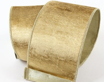 Peut inclure: Ruban de velours doré avec un bord en satin. Le ruban est plié sur lui-même, montrant la texture et l'éclat du tissu. Le ruban est probablement utilisé pour l'artisanat, l'emballage de cadeaux ou à des fins décoratives.