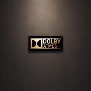 Może przedstawiać: Prostokątny czarny znak ze złotym napisem &bdquo;DOLBY ATMOS&rdquo;. Znak jest zamontowany na ciemnoszarej ścianie. Logo Dolby jest r&oacute;wnież w kolorze złotym.
