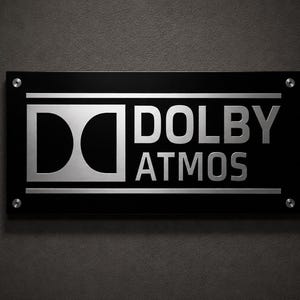 Może przedstawiać: Czarny prostokątny znak z napisem "DOLBY ATMOS" w srebrnych literach. Logo Dolby znajduje się po lewej stronie. Znak jest zamontowany za pomocą czterech srebrnych śrub na ciemnoszarej, teksturowanej ścianie.