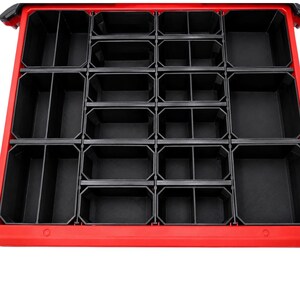 Peut inclure: Un insert de tiroir de rangement rouge doté d'une grille de seize compartiments en plastique noir. Chaque compartiment est rectangulaire avec des coins arrondis et est conçu pour contenir de petits objets, organisés dans un cadre rouge robuste.