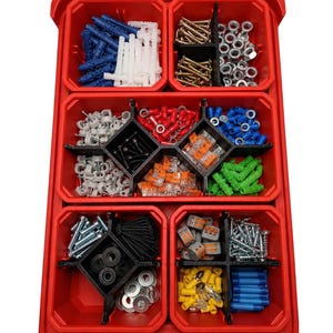 Puede incluir: Una bandeja organizadora de plástico rojo con múltiples compartimentos llenos de herrajes variados, incluyendo tacos azules y blancos, tornillos dorados, tuercas plateadas, pernos negros, conectores de cables naranjas, tacos verdes y arandelas.