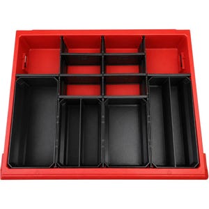 Puede incluir: Una bandeja de almacenamiento rectangular de plástico rojo con múltiples divisores e insertos negros extraíbles. El interior está organizado en varios compartimentos de diferentes tamaños, creando una estructura de rejilla para clasificar.