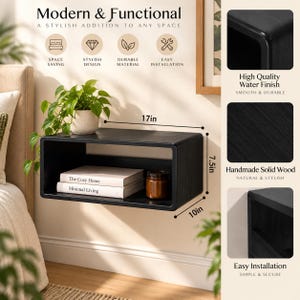 Puede incluir: Un estante de pared flotante rectangular negro hecho de madera maciza con esquinas redondeadas. El estante mide 43,18 cm de ancho, 19,05 cm de alto y 25,4 cm de profundidad. Contiene dos libros titulados The Cozy Home y Minimal Living y un frasco marr&oacute;n.