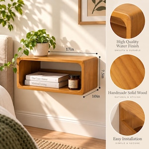 Puede incluir: Un estante de pared flotante rectangular hecho de madera maciza con esquinas redondeadas. El estante mide 43,18 cm de ancho, 19,05 cm de alto y 25,4 cm de profundidad. Contiene dos libros titulados The Cozy Home y Minimal Living, y un frasco.