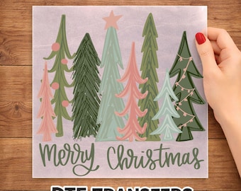 Könnte beinhalten: Ein quadratischer DTF-Transferbogen mit einer festlichen Illustration stilisierter Tannenbäume in Salbeigrün, Oliv, Altrosa und Mint. Der Schriftzug Merry Christmas ist unten in einer dunkelgrünen Schreibschrift aufgedruckt.