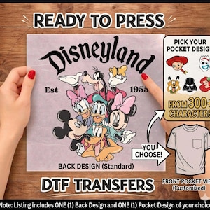Puede incluir: Una hoja de transferencia DTF con un dise&ntilde;o de Disneylandia con Mickey Mouse, Minnie Mouse, Pato Donald y otros personajes cl&aacute;sicos. La hoja incluye el texto "READY TO PRESS" y "BACK DESIGN (Standard)". Tambi&eacute;n incluye una opci&oacute;n de dise&ntilde;o de bolsillo.