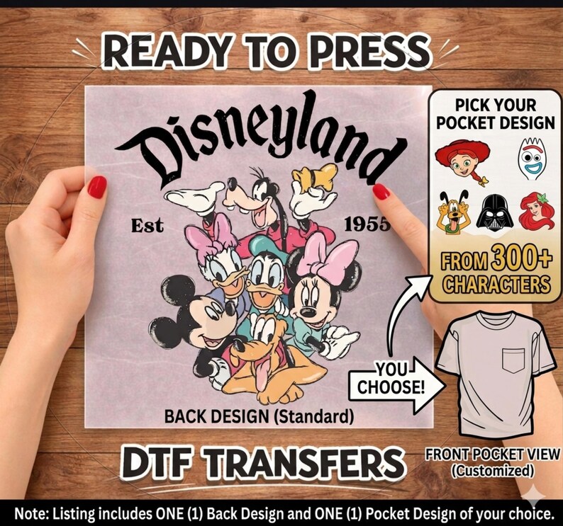 Puede incluir: Una hoja de transferencia DTF con un dise&ntilde;o de Disneylandia con Mickey Mouse, Minnie Mouse, Pato Donald y otros personajes cl&aacute;sicos. La hoja incluye el texto "READY TO PRESS" y "BACK DESIGN (Standard)". Tambi&eacute;n incluye una opci&oacute;n de dise&ntilde;o de bolsillo.
