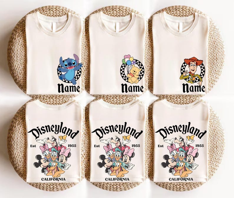 Puede incluir: Seis camisetas blanquecinas con gr&aacute;ficos de personajes de Disney. La fila superior presenta a Stitch, Winnie the Pooh y Woody. La fila inferior muestra gr&aacute;ficos de Disneyland con varios personajes de Disney. Cada camiseta tiene la palabra "Name" o "Disneyland".