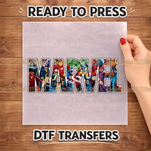 Peut inclure: Une feuille de transfert DTF carr&eacute;e pr&eacute;sentant le mot MARVEL en lettres capitales grasses. L'int&eacute;rieur de chaque lettre est rempli d'un collage color&eacute; de divers personnages de super-h&eacute;ros de bandes dessin&eacute;es, dont Iron Man, Thor et Captain America.