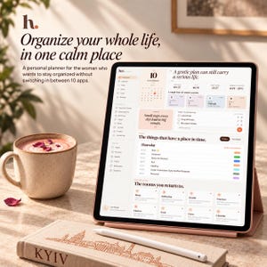 Op de afbeelding: Een tablet met een digitale planner-interface met een dashboard, kalender en takenlijsten. Het scherm toont tekst waaronder "Organize your whole life, in one calm place" en "A gentle plan can still carry a serious life". Een stylus ligt op een boek.