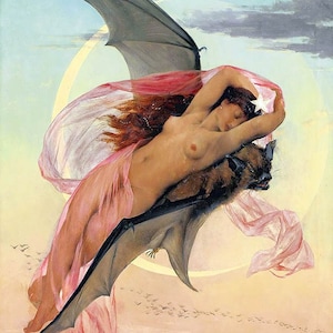 Può includere: Una donna con lunghi capelli rossi, vestita con un abito rosa fluttuante, vola nell'aria sulla schiena di un grande pipistrello. Le ali del pipistrello sono spiegate e le braccia della donna sono avvolte intorno al suo collo. La scena è ambientata sullo sfondo di uno skyline cittadino e una luna crescente.
