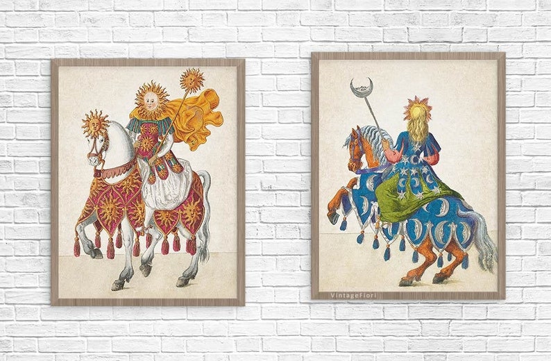 Puede incluir: Dos ilustraciones vintage de figuras montando a caballo. La figura de la izquierda lleva una capa amarilla y monta un caballo blanco con una silla de montar con estampado de sol rojo y dorado. La figura de la derecha lleva una capa verde y azul y monta un caballo marr&oacute;n con una silla de montar con estampado de luna azul y plateado.