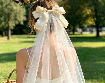 Velo da sposa etereo con fiocco, fiocco moderno per capelli da sposa, velo chic per addio al nubilato, copricapo con fiocco in nastro