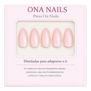 Puede incluir: Un paquete de uñas postizas ONA NAILS. El empaque es de color rosa claro con el nombre de la marca y la descripción del producto en rosa oscuro. Se ven cinco uñas ovaladas de color rosa claro a través de una ventana. También se ve el texto "Diseñadas para adaptarse a ti".