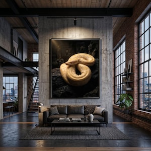 Puede incluir: Una gran impresión enmarcada que presenta una serpiente amarilla enrollada sobre una superficie rocosa oscura. La obra de arte se exhibe en una sala de estar moderna con un sofá gris oscuro, una mesa de centro negra y grandes ventanas.