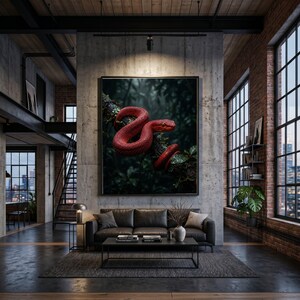Op de afbeelding: Een groot ingelijst kunstwerk met een felrode slang die zich om een tak wikkelt. De slang steekt af tegen een donkergroene, weelderige achtergrond. Het kunstwerk wordt getoond in een moderne woonkamer.
