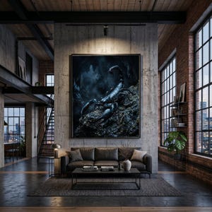 Può includere: Grande opera d'arte incorniciata con un'immagine dettagliata e ravvicinata di uno scorpione nero su una superficie rocciosa. L'opera è esposta in un moderno soggiorno in stile loft con un divano grigio scuro, un tavolino e un tappeto.